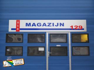 Gevelbord magazijn in rvs-look